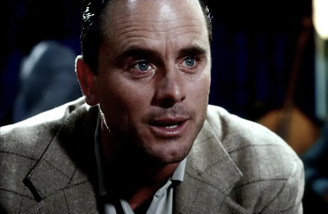 Un primo piano di un uomo con occhi azzurri penetranti, parte del cast di Cold Case Stagione 4.
