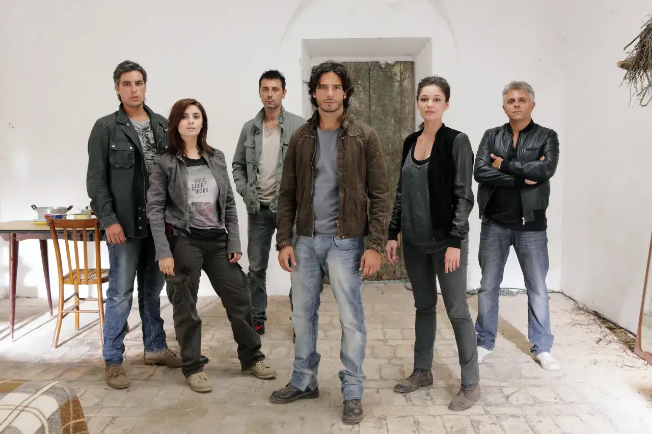 Il cast di Squadra Antimafia con Francesco Montanari in primo piano, pronto all'azione.