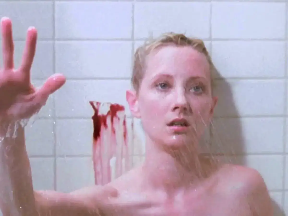 Anne Heche in doccia, scena iconica di Psycho di Gus Van Sant. Sangue e acqua si mescolano.