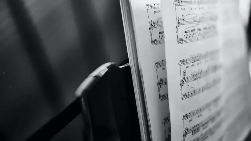 Spartito musicale aperto, con note e indicazioni di tempo, evoca le grandi colonne sonore che hanno segnato cinema e TV.