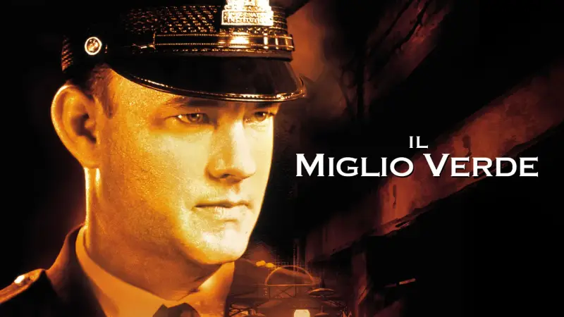 Tom Hanks in uniforme da secondino, primo piano, con il titolo "Il Miglio Verde" e un'atmosfera cupa.