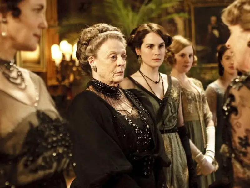 Donne eleganti in abiti d'epoca, un'atmosfera da film d'epoca con un tocco di mistero.