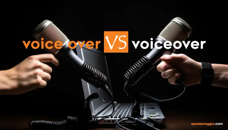 Due microfoni professionali, uno tenuto da una mano, l'altro da un'altra, si fronteggiano sopra un laptop. Il testo "voice over VS voiceover" suggerisce una competizione o un confronto nel mondo del doppiaggio e della narrazione.