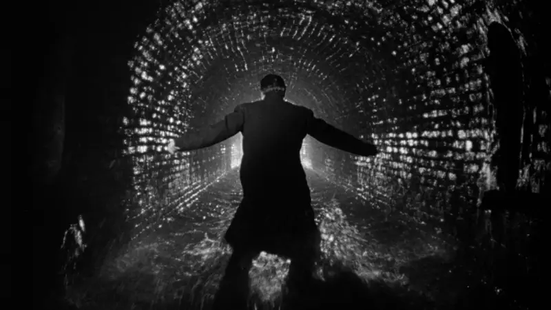 Uomo in un tunnel di mattoni illuminato, con le braccia aperte, come in un momento di rivelazione o un inaspettato plot twist.